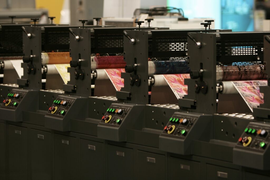 Vierfarbdruck in Offsetmaschine